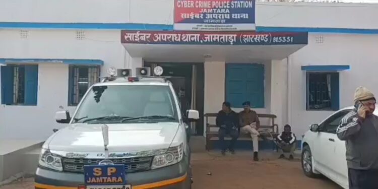 जामताड़ा साइबर पुलिस ने 2 साइबर अपराधी को किया गिरफ्तार, कई सिम और एटीएम जब्त