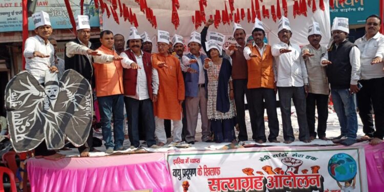 झरिया में व्याप्त वायु प्रदूषण के खिलाफ दूसरे दिन भी चला सत्याग्रह, लोगो ने ली शपथ 