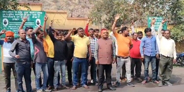 राम अवतार आउट सोसिंग कंपनी पर मजदूरों ने लगाया शोसन का आरोप