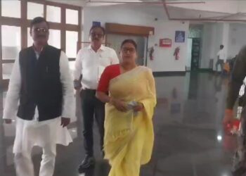 झरिया में आए दिन हो रही सड़क दुर्घटना से निजात के लिए रागिनी सिंह ने उपायुक्त को सौप ज्ञापन।