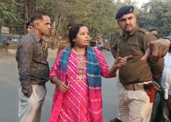 स्कूटी में चुन्नी फंसा हुआ है बता  कर अपराधियों ने किया 2.50 लाख रुपए की छीनतई