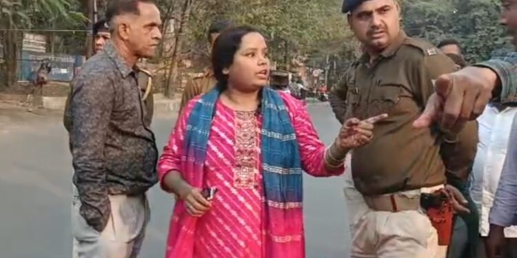 स्कूटी में चुन्नी फंसा हुआ है बता कर अपराधियों ने किया 2.50 लाख रुपए की छीनतई