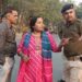 स्कूटी में चुन्नी फंसा हुआ है बता कर अपराधियों ने किया 2.50 लाख रुपए की छीनतई