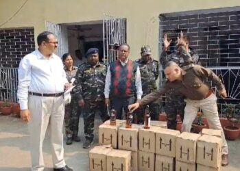 उत्पाद विभाग की छापेमारी, भारी मात्रा में नकली शराब, रेपर बरामद