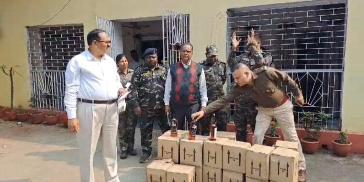 उत्पाद विभाग की छापेमारी, भारी मात्रा में नकली शराब, रेपर बरामद