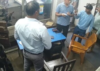 पेट्रोल पंप में हंथियारबंध युवकों ने घुसकर पंप कर्मी से पिस्टल की नोक पर मंगा 50 लाख की रंगदारी