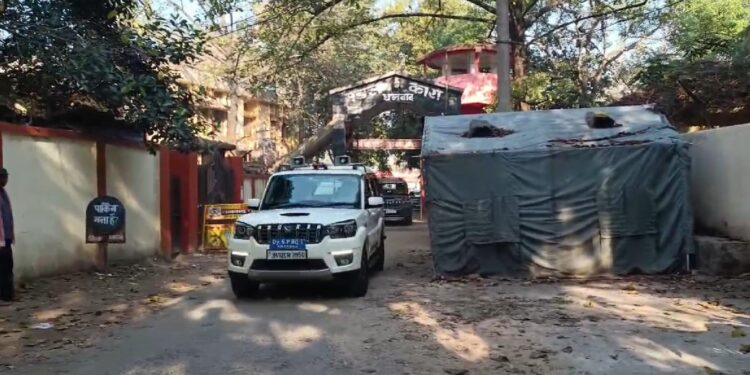 उपायुक्त के निर्देश पर मंडल कारा में अहले सुबह छापेमारी