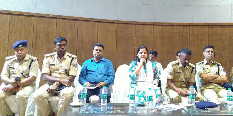 सार्वजनिक व निजी स्थानों से हट जाने चाहिए राजनीतिक दलों के बैनर, पोस्टर, झंडे – उपायुक्त
