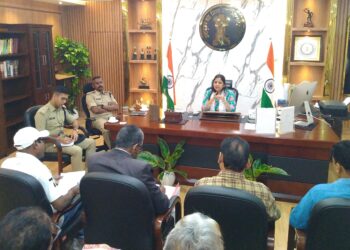 जिला निर्वाचन पदाधिकारी ने की राजनीतिक दलों के साथ बैठक