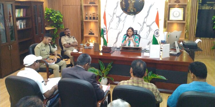 जिला निर्वाचन पदाधिकारी ने की राजनीतिक दलों के साथ बैठक