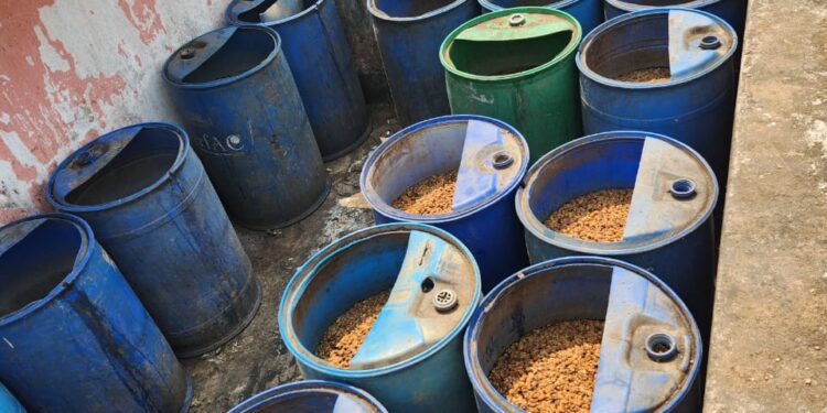 धनबाद उत्पाद विभाग और तेतुरमारी पुलिस की अवैध शराब भट्टी पर छापेमारी