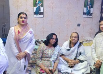 चुनाव प्रतिशत बढ़ाने को लेकर जिला प्रशासन की टीम पंहुची छम छम किन्नर के आवास