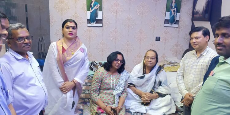 चुनाव प्रतिशत बढ़ाने को लेकर जिला प्रशासन की टीम पंहुची छम छम किन्नर के आवास