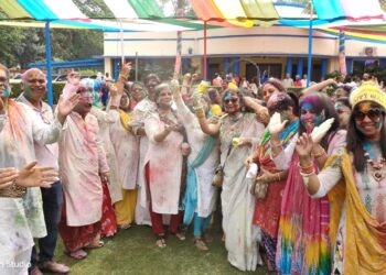 बीसीसीएल सीएमडी बंगले में अधिकारियों और उनकी पत्नियां जमकर खेले होली