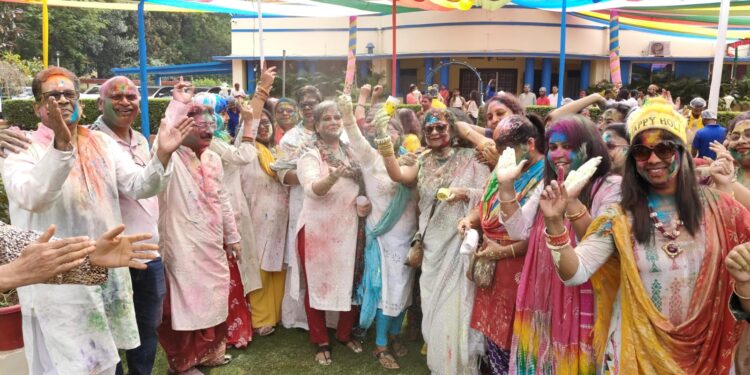 बीसीसीएल सीएमडी बंगले में अधिकारियों और उनकी पत्नियां जमकर खेले होली