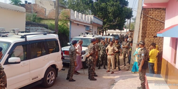 लोकसभा चुनाव: SSP ने किया नक्सल प्रभावित टुंडी के संवेदनशील बूथों का निरीक्षण