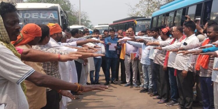 डीटीओ ने बस स्टैंड पर मतदाताओं को किया जागरूक, दिलाई सपथ