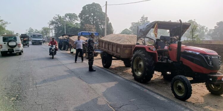 डीटीओ ने चलाया वाहन जांच अभियान, वसूले 2.5 लाख जुर्माना, अवैध बालू लदे वाहन भी जब्त