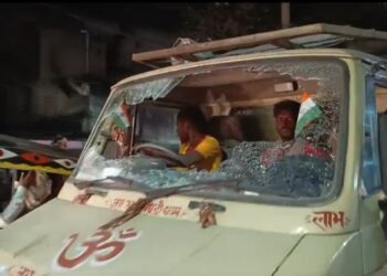 झरिया में युवक की गला रेत कर हत्या आक्रोशित लोगों ने सड़क जाम कर गाड़ी में किया तोड़ फोड़