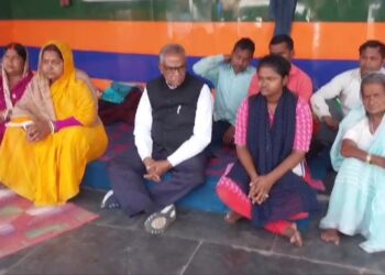विधायक ढुल्लू महतो के खिलाफ धरना दे रहे लोगो के समर्थन में पंहुचे पुर्व मंत्री, विधायक ने आरोप से किया इंकार 
