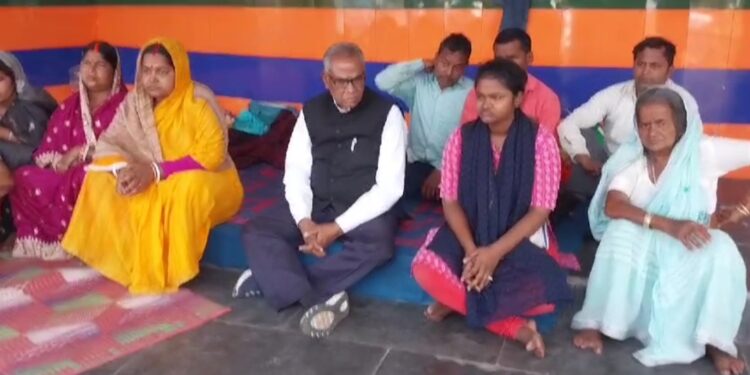 विधायक ढुल्लू महतो के खिलाफ धरना दे रहे लोगो के समर्थन में पंहुचे पुर्व मंत्री, विधायक ने आरोप से किया इंकार