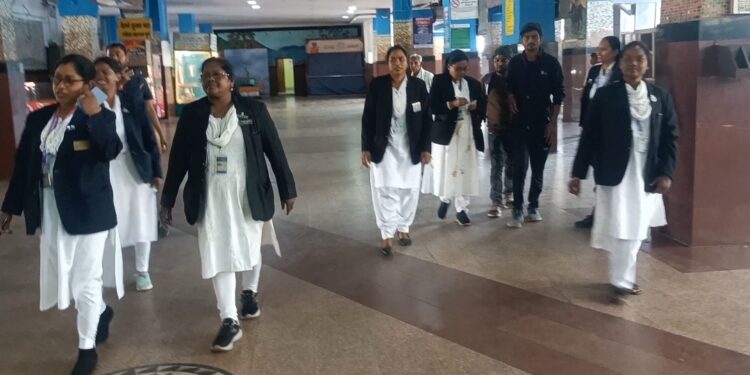 अंतर्राष्ट्रीय महिला दिवस पर धनबाद रेलवे स्टेशन की कमान महिला रेल कर्मी के हाथों में