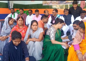 विधायक ढुलू महतो के खिलाफ धरना पर बैठे लोगो के समर्थन में पंहुचा जेएमएम 