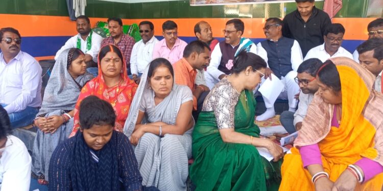 विधायक ढुलू महतो के खिलाफ धरना पर बैठे लोगो के समर्थन में पंहुचा जेएमएम 