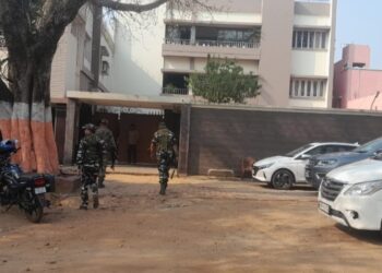 धनबाद के चिरकुंडा में व्यवसायी विकास गडयान के आवास पर आयकर का छापा