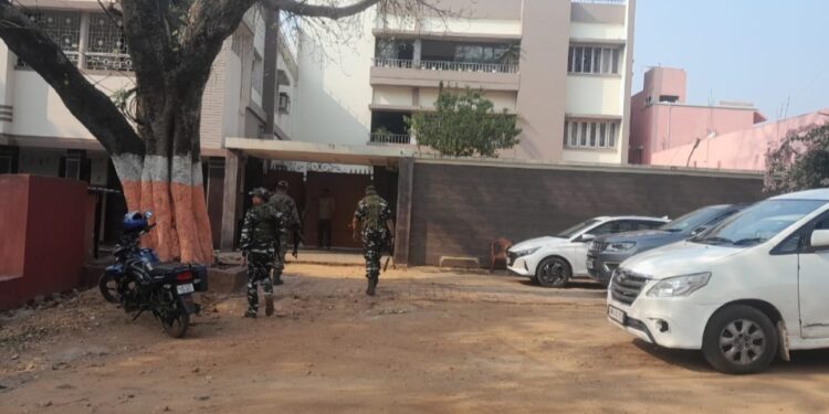 धनबाद के चिरकुंडा में व्यवसायी विकास गडयान के आवास पर आयकर का छापा