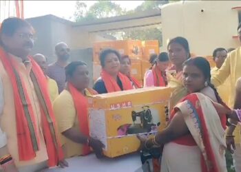 धनबाद विधायक ने 100 स्वयं सहायता समूह की बहनों को सिलाई मशीन किया वितरण किया 