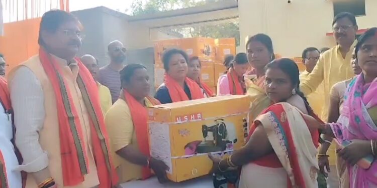 धनबाद विधायक ने 100 स्वयं सहायता समूह की बहनों को सिलाई मशीन किया वितरण किया