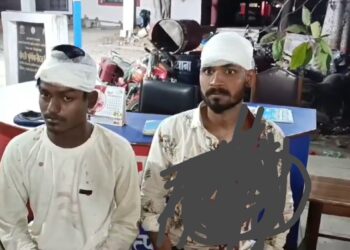 कपड़ा सुखाने को लेकर भिड़े दो पड़ोसी, खूब चले लाठी व डंडे, महिला समेत आधा दर्जन घायल