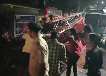 ऑटो और टोटो में जोरदार टक्कर, चालक गंभीर रूप से हुआ घायल 