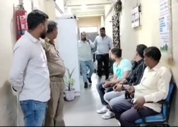 धनबाद नगर निगम ने सड़क किनारे पार्किंग का किया बंदोबस्ती, धांधली का भी लगा आरोप