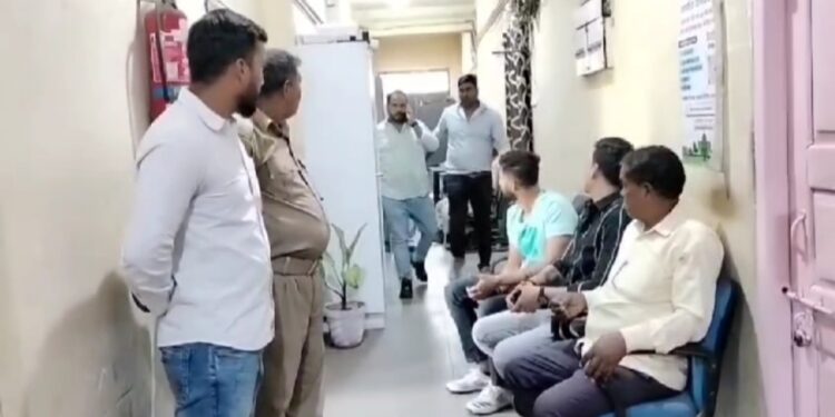 धनबाद नगर निगम ने सड़क किनारे पार्किंग का किया बंदोबस्ती, धांधली का भी लगा आरोप