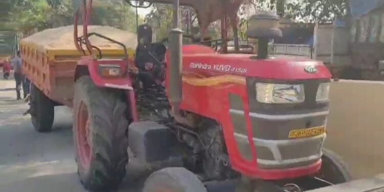 खनन विभाग की कार्रवाई गोल बिल्डिंग के समीप अवैध बालू लदे 4 ट्रैक्टर जब्त