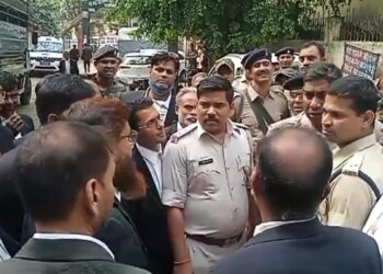 जमीन विबाद को लेकर एक युवक ने वकील के साथ कोर्ट परिसर में किया मारपीट