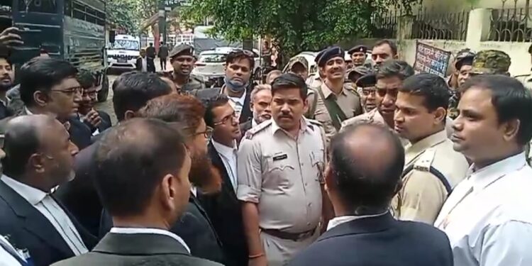 जमीन विबाद को लेकर एक युवक ने वकील के साथ कोर्ट परिसर में किया मारपीट