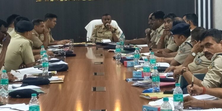धनबाद एसएसपी की क्राइम मीटिंग, लंबित कांड, होली और चुनाव को लेकर दिए गए कई दिशा निर्देश