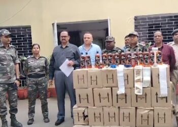 उत्पाद विभाग की बड़ी कार्रवाई चार लाख रुपए से अधिक के प्रतिबंध शराब को किया गया जप्त