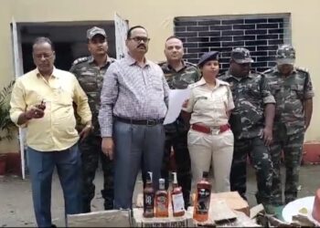 उत्पाद विभाग ने तोपचांची में मंटू गोस्वापी के घर से 15 पेटी अवैध बिदेशी शराब जब्त, 