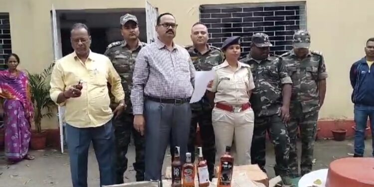 उत्पाद विभाग ने तोपचांची में मंटू गोस्वापी के घर से 15 पेटी अवैध बिदेशी शराब जब्त,