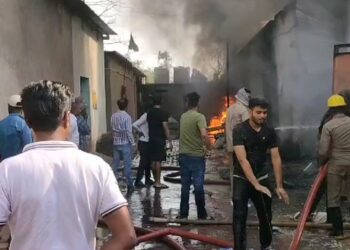 प्लास्टिक गोदाम में लगी भीषण आग, कड़ी मशक्कत से आग पर पाया गया काबू 