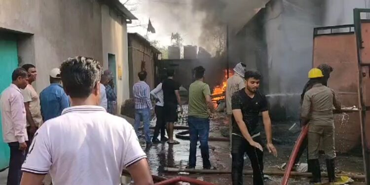 प्लास्टिक गोदाम में लगी भीषण आग, कड़ी मशक्कत से आग पर पाया गया काबू 