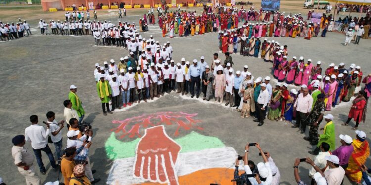 झारखंड के मुख्य निर्वाचन पदाधिकारी ने किया धनबाद का दौरा, स्वीप कार्यक्रम में हुए शामिल