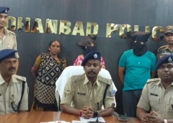 मुंगेर से अवैध हथियार लाकर धनबाद में बेचने वाले मां – बेटा गिरफ्तार