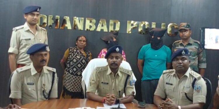 मुंगेर से अवैध हथियार लाकर धनबाद में बेचने वाले मां – बेटा गिरफ्तार