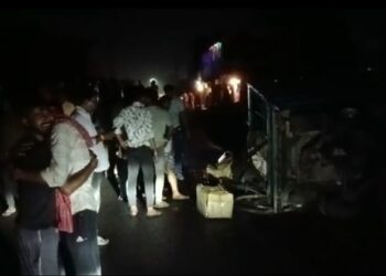 झरिया सिंह नगर में सड़क दुर्घटना मामला में, पूरी रात शव रख सड़क रखा गया जाम, मुवावजे की आश्वासन पर उठा शव