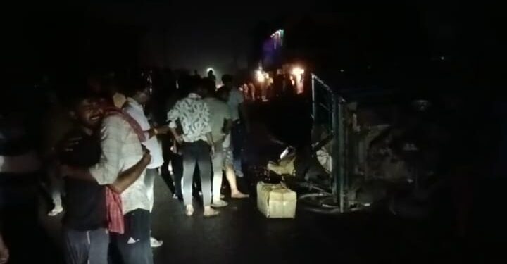 झरिया सिंह नगर में सड़क दुर्घटना मामला में, पूरी रात शव रख सड़क रखा गया जाम, मुवावजे की आश्वासन पर उठा शव